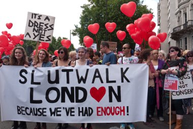 Londra'da Protestocular sürtük üzerinde yürümek