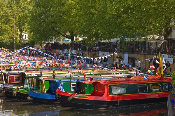 Smala båtar i traditionella färger i Londons Lilla Venedig, vänta på början av den årliga canalway-kavalkad. — Stockfoto