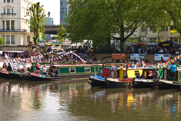 Smalle boten in traditionele kleuren in Londen's klein Venetië, wachten op de start van de jaarlijkse canalway-cavalcade. — Stockfoto