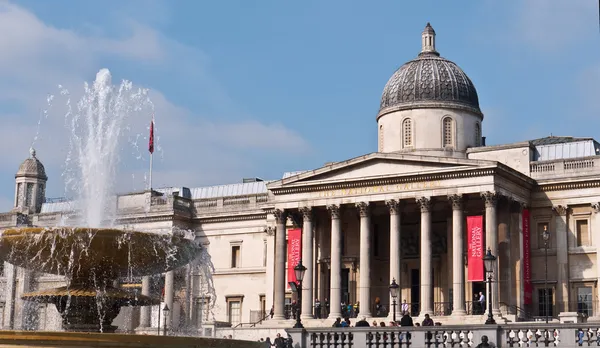 A Galeria Nacional com Trafalgar Square fonte em primeiro plano . — Fotografia de Stock