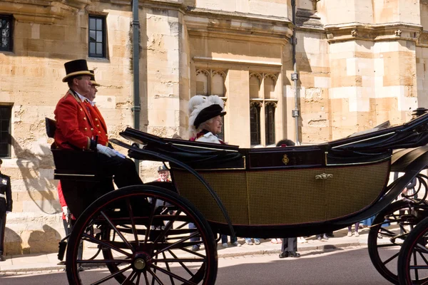 Regina Elisabetta in carrozza al Castello di Windsor . Foto Stock Royalty Free