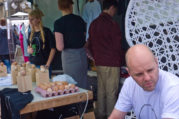 International Contemporary artist, Gavin Turk at his stand in the Vauxhall Art Car Boot fair, in London's Brick Lane. — Stock Photo, Image