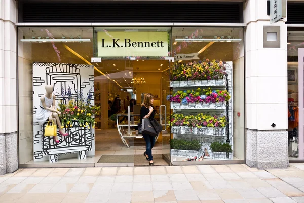 LONDON, UK- MAY 26: Designer LK Bennett 's store is decorated with colourful flowers as part of the Chelsea Fringe, celebrating 100 years of the Chelsea Flower Show. 26 мая 2013 года в Лондоне Великобритания . — стоковое фото