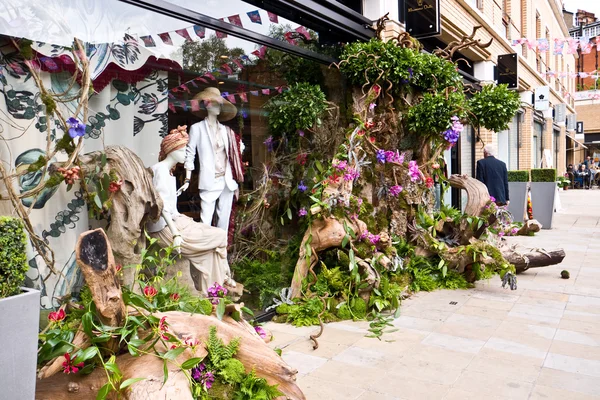 Massimo dutti készlet díszített növények lombozat a chelsea fringe fesztivál. — Stock Fotó