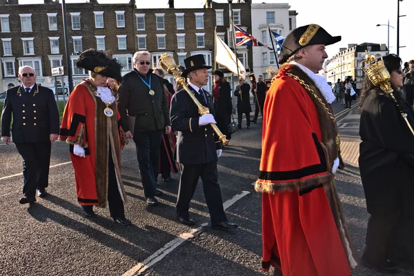 MARGATE, UK-ENERO 12: Alcaldes y dignatarios desfilan en la ceremonia anual de Bendición de los Mares en Margate, encabezada por el arzobispo Gregarios de Tiatría y Gran Bretaña. enero 12, 2014 Margate Reino Unido . — Foto de Stock