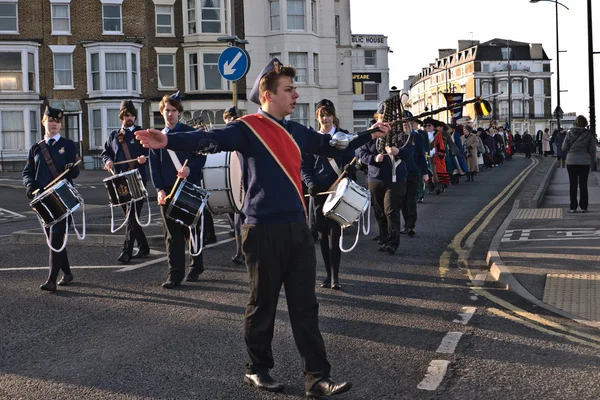 Margate, Wielka Brytania stycznia 12: 1 margate chłopców i dziewcząt Brygada prowadzić zespół dygnitarze w rocznych błogosławieństwo ceremonii mórz parada do ceremonii na plaży. 12 stycznia 2014 roku Wielka Brytania margate. — Zdjęcie stockowe