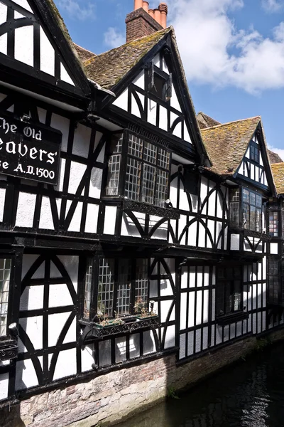 CANTERBURY, UK-APRILE 17: Edifici storici e giardini a Canterbury Patrimonio dell'Umanità dell'UNESCO e destinazione turistica top. 17 aprile 2014 Canterbury Regno Unito — Foto Stock