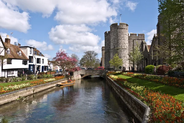 Canterbury, Ηνωμένο Βασίλειο-Απριλίου 17: ιστορικά κτήρια και κήπους στο canterbury ένα unesco κόσμο κληρονομιά site και κορυφή προορισμός των επισκεπτών. 17 Απριλίου 2014 canterbury Ηνωμένο Βασίλειο — Φωτογραφία Αρχείου