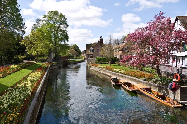 CANTERBURY, UK-APRIL 17: Historic buildings and gardens in Canterbury a UNESCO World Heritage site and top visitor destination. 17 апреля 2014 Canterbury UK Стоковая Картинка