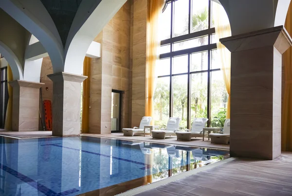 Hotel piscina cubierta —  Fotos de Stock