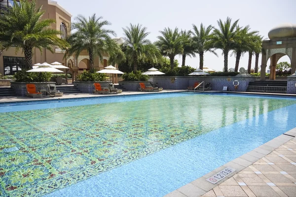 The hotel outdoor swimming pool — Stock Photo, Image