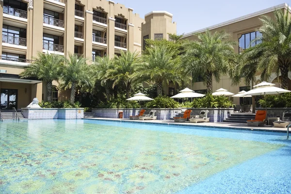 The hotel outdoor swimming pool — Stock Photo, Image