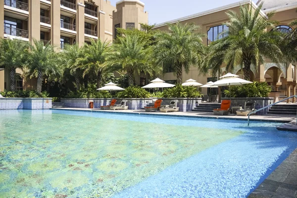 The hotel outdoor swimming pool — Stock Photo, Image