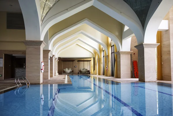 Крытый бассейн отеля Стоковая Картинка