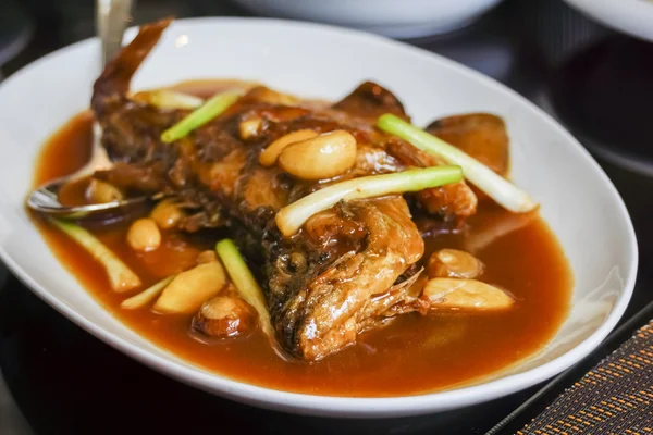 Κινέζικο πιάτο, κοκκινιστό ψάρι με σάλτσα σόγιας Εικόνα Αρχείου