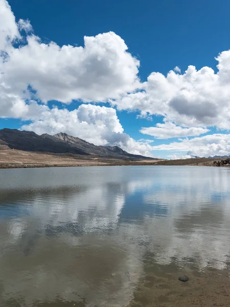 青藏高原上的山湖自然景观 — 图库照片