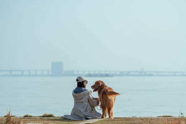 Golden Retriever Κάθεται Στο Ποτάμι Τον Ιδιοκτήτη Του — Φωτογραφία Αρχείου