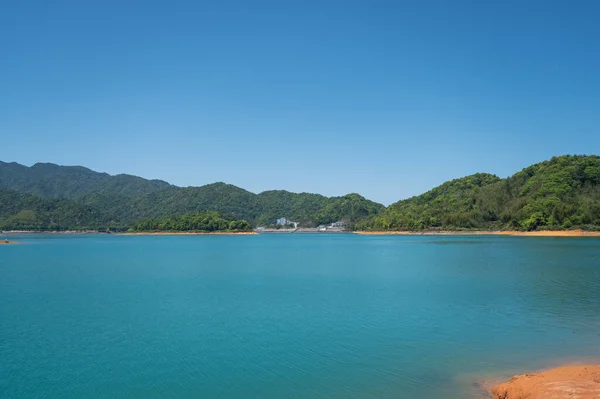 山や湖の美しい自然景観 — ストック写真