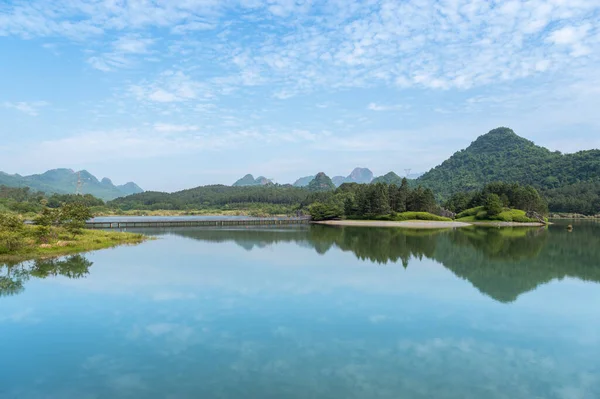 美しい湖と山の自然景観 — ストック写真