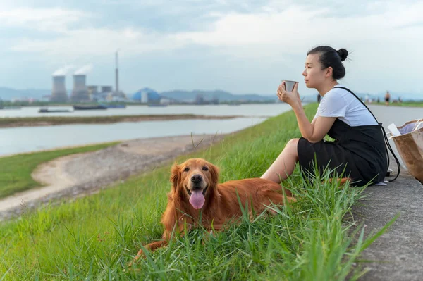 Golden Retriever Accompanies Owner Sit Side River Embankment — ストック写真