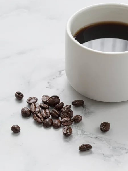 Kaffeebohnen Und Eine Tasse Kaffee — Stockfoto