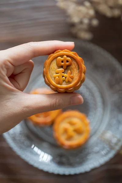Holding Traditional Chinese Mid Autumn Festival Moon Cake — Stockfoto