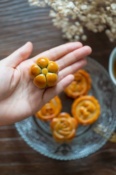 Holding Traditional Chinese Mid Autumn Festival Moon Cake — ストック写真