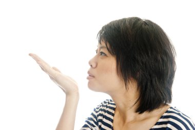 Asyalı güzel kadın öpücük gönderme