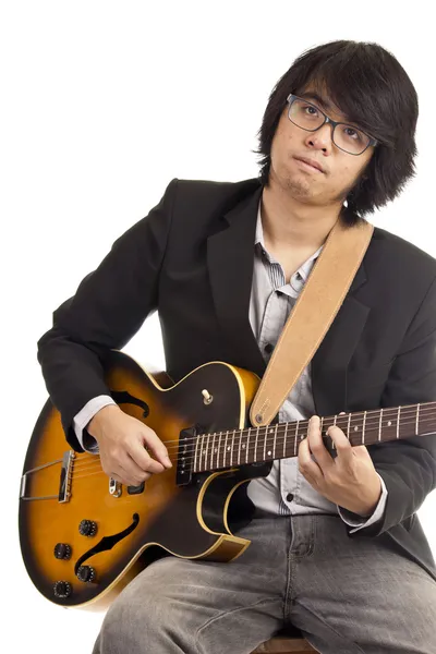 Asyalı genç müzisyen beyaz zemin üzerine izole gitar çalmak — Stok fotoğraf