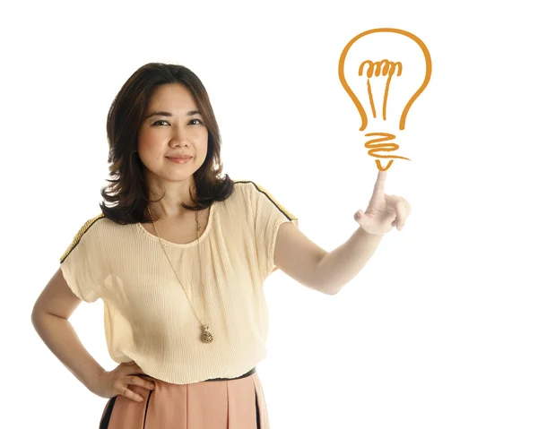 Рука азиатской молодой женщины нажимает на лампочку рисунок — стоковое фото