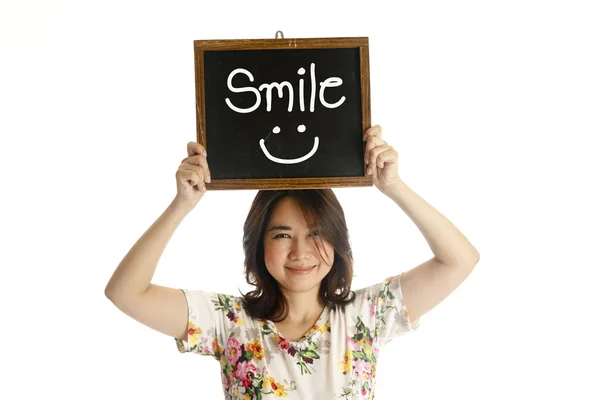 Feliz ásia mulher mostra ela sorrindo blackboard — Fotografia de Stock