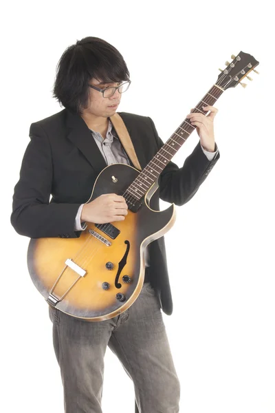 Asiático joven músico jugando guitarra aislado en blanco fondo —  Fotos de Stock