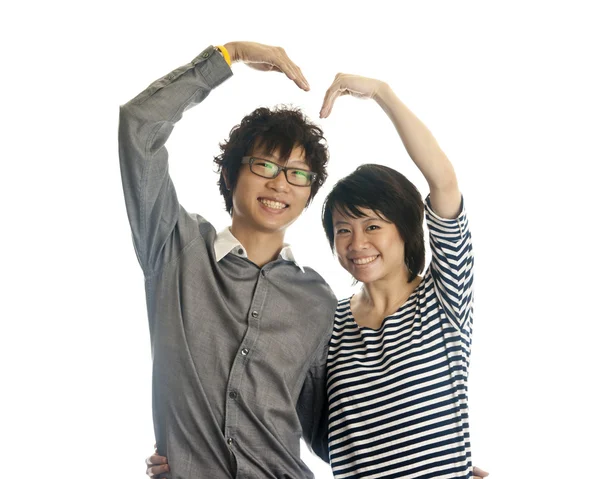 romantik genç bir çift kollu kalp şekil verme