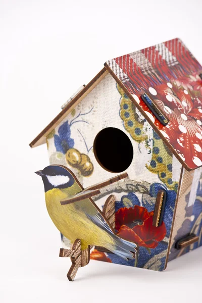 Maison d'oiseaux en bois isolé sur fond blanc — Photo