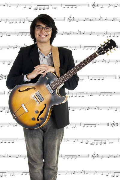 Gitar çalan genç müzisyen