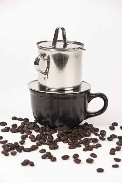 Vietnam usulü kahve damlıyor.