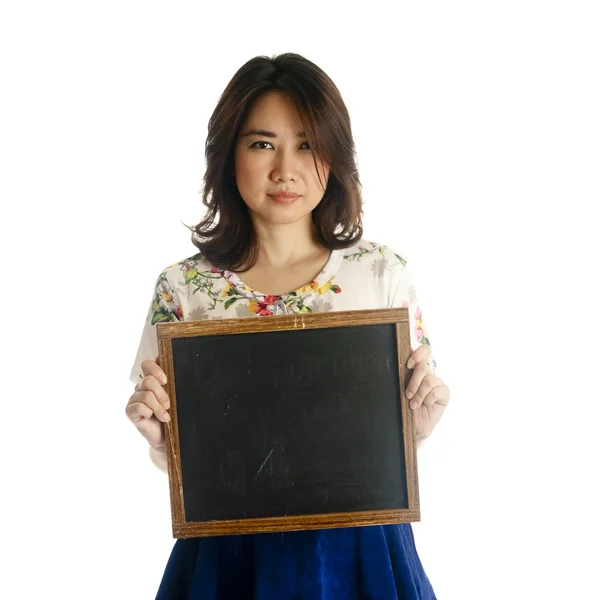 Asiatische Frau hält Tafel — Stockfoto