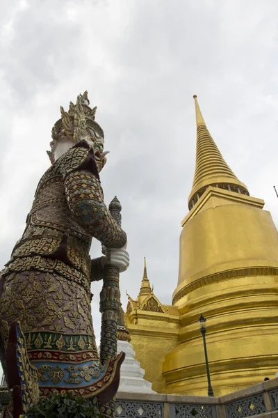 Eine riesige Statue von wat pra kaew — Stockfoto