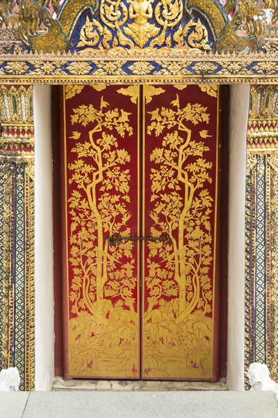 Goldene Tür bei wat pra kaew — Stockfoto