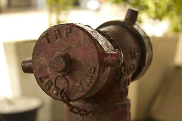 Eski kırmızı yangın musluğu