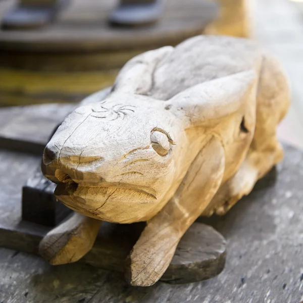 ahşap craved tavşan