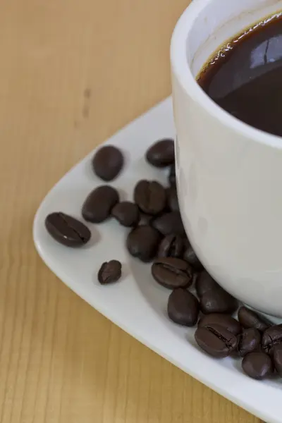 Taza de café expreso y granos de café —  Fotos de Stock