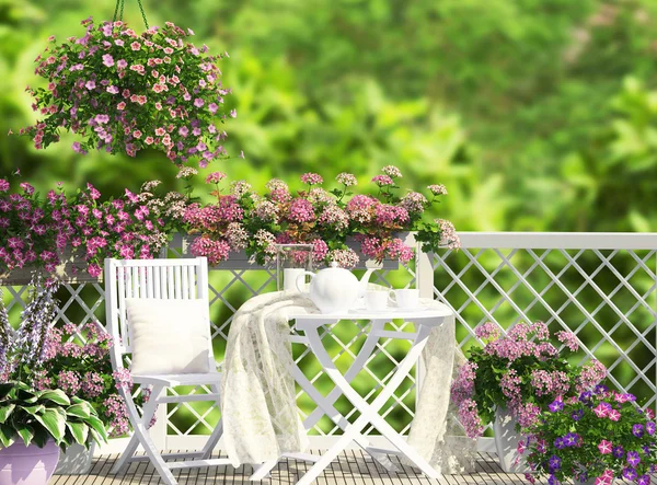 Offene Terrasse mit weißen Möbeln — Stockfoto