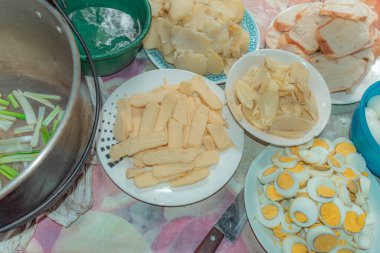 Malzemeler ön planda tipik Kolombiya ekmek çorbası, köylü peyniri, yumurta, patates ve ekmek