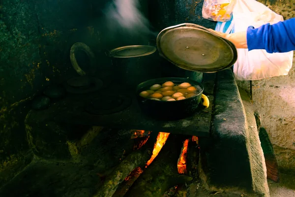 Manos Una Campesina Latina Cocinando Una Estufa Leña —  Fotos de Stock