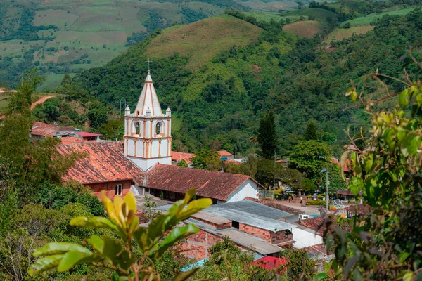 Kolombiya 'nın Ocamonte kasabası kilisesinin çatıları ve arka planında dağ olan kulesi.