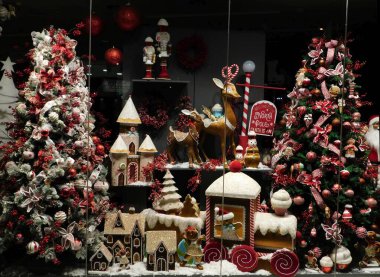 Glyfada, Atina ve Yunanistan 'da büyük bir mağaza vitrininde Noel süsleri