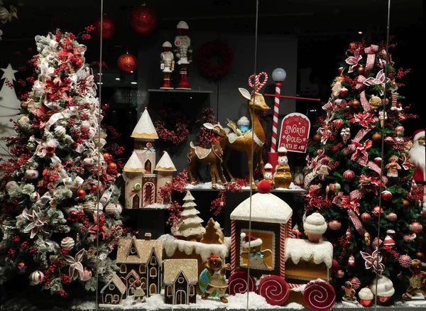 Glyfada, Atina ve Yunanistan 'da büyük bir mağaza vitrininde Noel süsleri