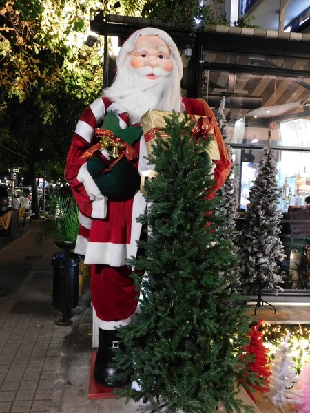 Papai Noel Enorme Árvores Natal Com Luzes Uma Rua — Fotografia de Stock
