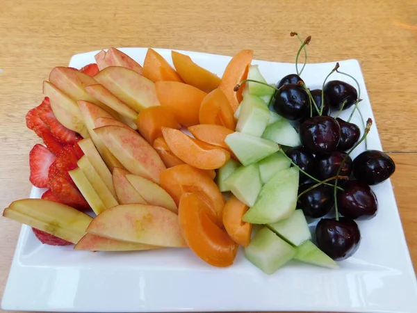 Çilekli Meyve Salatası Şeftali Kayısı Kavun Kiraz — Stok fotoğraf